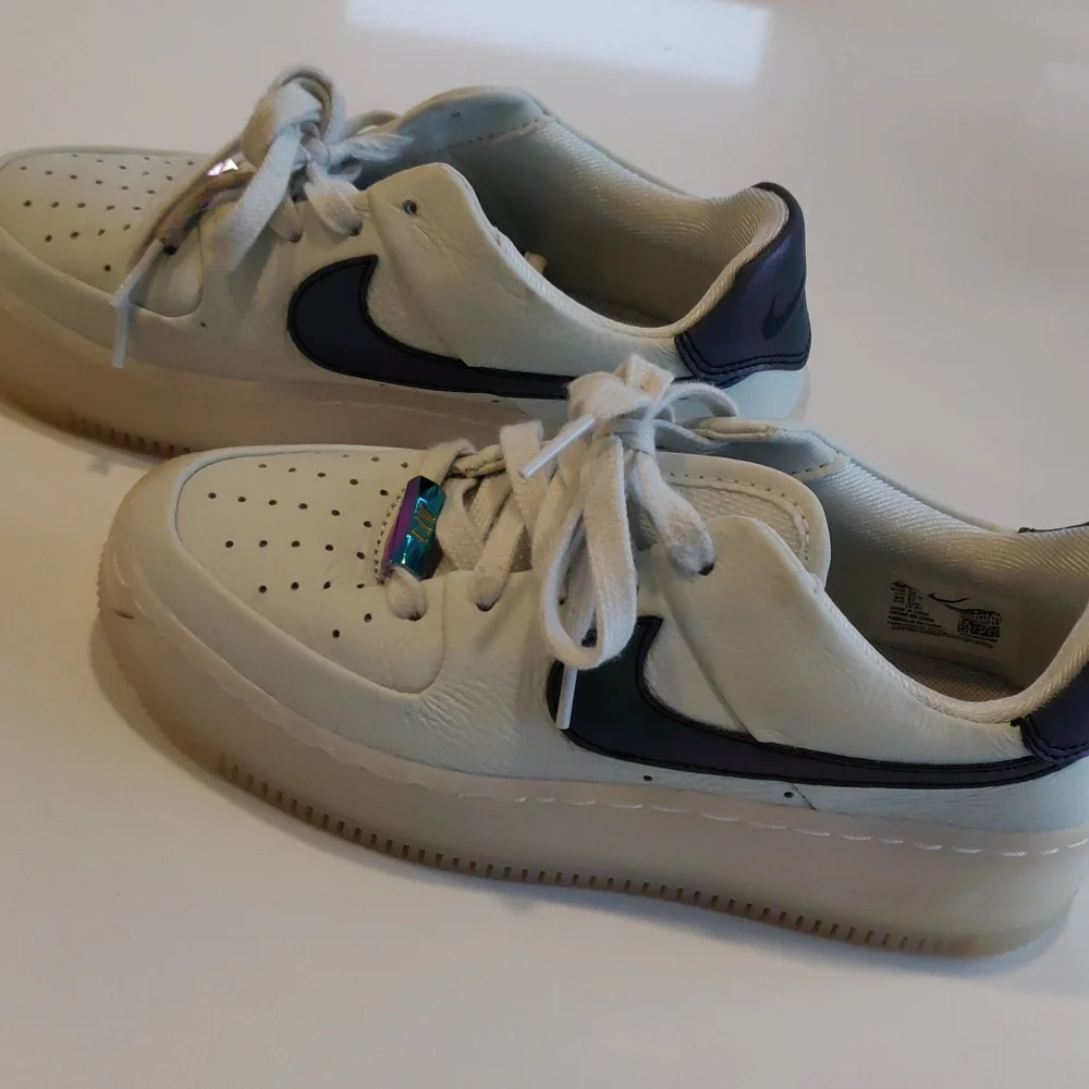 Nike Women's Sneakers White and Black - Picture 2 of 7